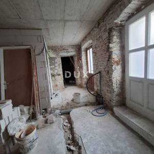 ISTRA, BALE - kuća i pomoćni objekt u centru