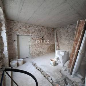 ISTRA, BALE - kuća i pomoćni objekt u centru