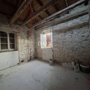 ISTRA, BALE - kuća i pomoćni objekt u centru