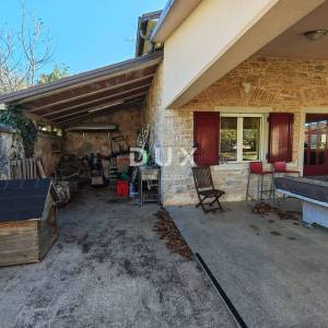 ISTRA, BALE - Prostrana vila s bazenom i dodatnom kamenom kućom za goste 