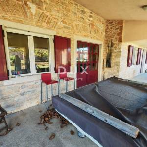 ISTRA, BALE - Prostrana vila s bazenom i dodatnom kamenom kućom za goste 