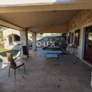 ISTRA, BALE - Prostrana vila s bazenom i dodatnom kamenom kućom za goste 