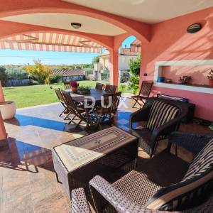 ISTRA, BALE - Prostrana vila s bazenom i dodatnom kamenom kućom za goste 