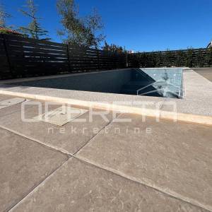 Istra, Banjole, luksuzan stan sa vrtom i bazenom u prizemlju, 3SS, blizina plaže