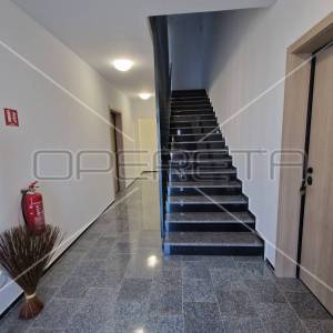 Istra, Banjole, luksuzan stan sa vrtom i bazenom u prizemlju, 3SS, blizina plaže