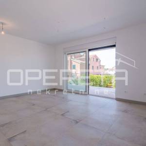 Istra, Banjole, luksuzan stan sa vrtom i bazenom u prizemlju, 3SS, blizina plaže