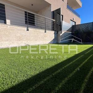 Istra, Banjole, luksuzan stan sa vrtom i bazenom u prizemlju, 3SS, blizina plaže