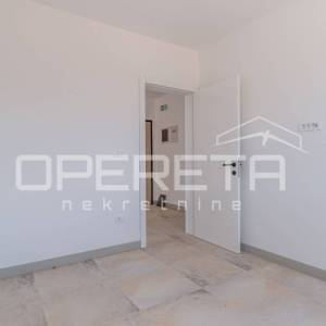 Istra, Banjole - okolica, luksuzan stan sa bazenom i vrtom, 3SS, garaža, blizina