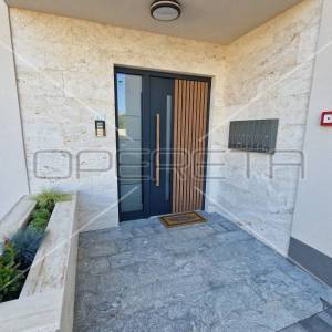 Istra, Banjole - okolica, luksuzan stan sa bazenom i vrtom, 3SS, garaža, blizina