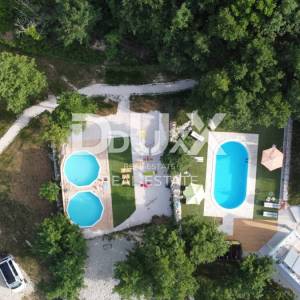 ISTRA, GRAČIŠĆE - Kamp u srcu Istre s bogatom infrastrukturom i dodatnim zemljištem