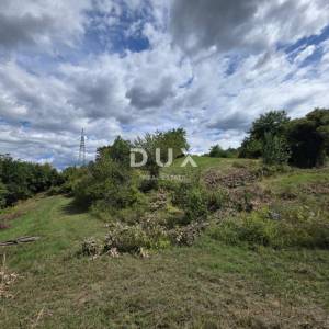 ISTRA, HUM – Atraktivno imanje od 8,4 ha sa dvije legalizirane kuće i građevinskim zemljištem!