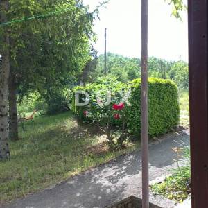 ISTRA, HUM – Atraktivno imanje od 8,4 ha sa dvije legalizirane kuće i građevinskim zemljištem!