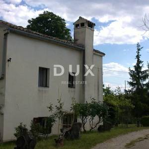 ISTRA, HUM – Atraktivno imanje od 8,4 ha sa dvije legalizirane kuće i građevinskim zemljištem!