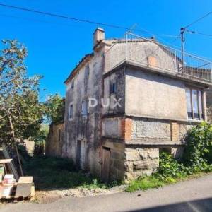 ISTRA, HUM – Atraktivno imanje od 8,4 ha sa dvije legalizirane kuće i građevinskim zemljištem!