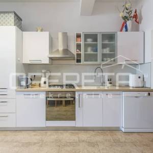 Istra, Karigador okolica – dva stana i poslovni prostor s bazenom i vrtom.