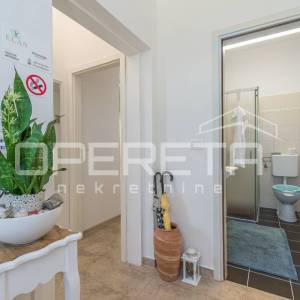 Istra, Karigador okolica – dva stana i poslovni prostor s bazenom i vrtom.