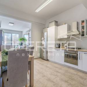 Istra, Karigador okolica – dva stana i poslovni prostor s bazenom i vrtom.