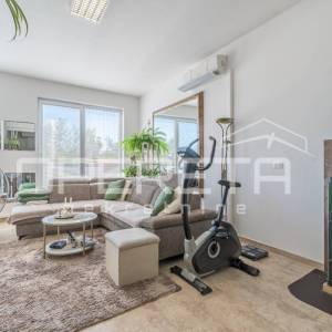 Istra, Karigador okolica – dva stana i poslovni prostor s bazenom i vrtom.