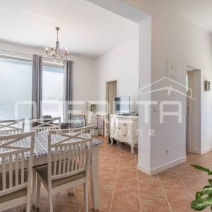 Istra, Karigador okolica – dva stana i poslovni prostor s bazenom i vrtom.