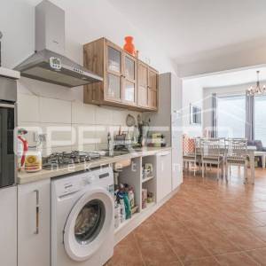 Istra, Karigador okolica – dva stana i poslovni prostor s bazenom i vrtom.