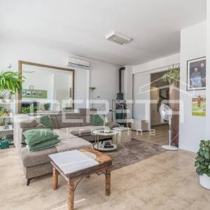 Istra, Karigador okolica – dva stana i poslovni prostor s bazenom i vrtom.