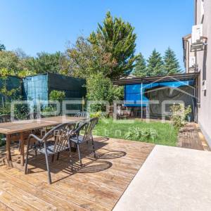 Istra, Karigador okolica – dva stana i poslovni prostor s bazenom i vrtom.