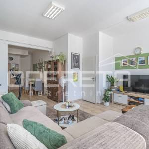 Istra, Karigador okolica – dva stana i poslovni prostor s bazenom i vrtom.