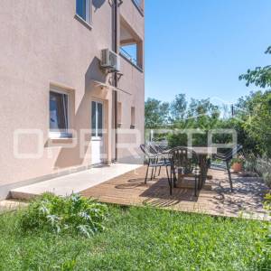 Istra, Karigador okolica – dva stana i poslovni prostor s bazenom i vrtom.