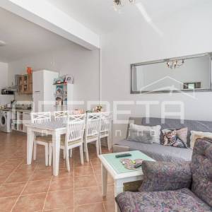 Istra, Karigador okolica – dva stana i poslovni prostor s bazenom i vrtom.