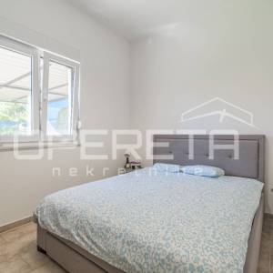 Istra, Karigador okolica – dva stana i poslovni prostor s bazenom i vrtom.