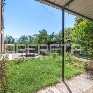 Istra, Karigador okolica – dva stana i poslovni prostor s bazenom i vrtom.