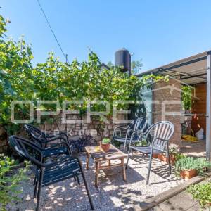 Istra, Karigador okolica – dva stana i poslovni prostor s bazenom i vrtom.