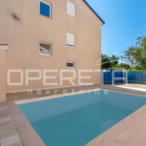 Istra, Karigador okolica – dva stana i poslovni prostor s bazenom i vrtom.