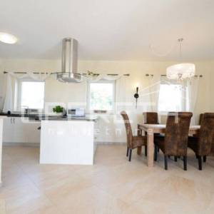 Istra, Kaštelir-kuća s panoramskim pogledom na more