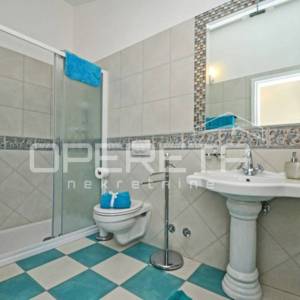 Istra, Kaštelir-kuća s panoramskim pogledom na more