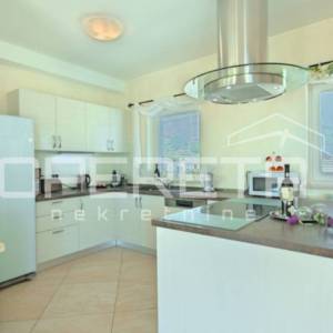 Istra, Kaštelir-kuća s panoramskim pogledom na more