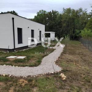 ISTRA, KRŠAN - Moderna prizemnica s bazenom u prirodi 111 m2
