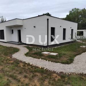 ISTRA, KRŠAN - Moderna prizemnica s bazenom u prirodi 111 m2