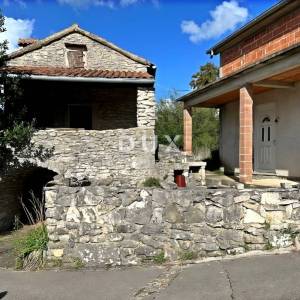 ISTRA, LABIN - Dvije kuće na rubu naselja