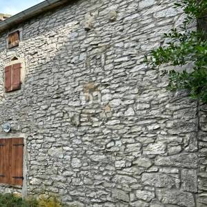 ISTRA, LABIN - Dvije kuće na rubu naselja