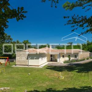 Istra, Labin, predivna kuća sa bazenom na zemljištu od 4261 m2, mirna lokacija