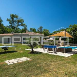 Istra, Labin, predivna kuća sa bazenom na zemljištu od 4261 m2, mirna lokacija