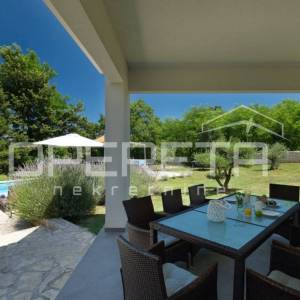 Istra, Labin, predivna kuća sa bazenom na zemljištu od 4261 m2, mirna lokacija