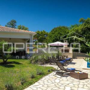 Istra, Labin, predivna kuća sa bazenom na zemljištu od 4261 m2, mirna lokacija