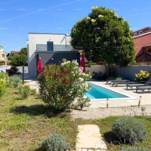 Istra, Ližnjan, 1 km do centra Medulina, nova moderna kuća sa bazenom za odmor.