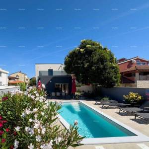 Istra, Ližnjan, 1 km do centra Medulina, nova moderna kuća sa bazenom za odmor.