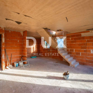  ISTRA, LIŽNJAN Građevinsko zemljište s kućom u ROH BAU izvedbi!