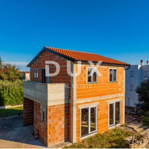  ISTRA, LIŽNJAN Građevinsko zemljište s kućom u ROH BAU izvedbi!