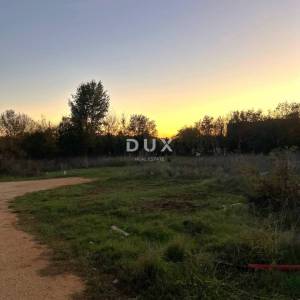 ISTRA, LOBORIKA - Građevinsko zemljište u prirodi na samo par minuta vožnje do Pule 