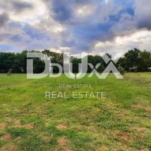 ISTRA, LOBORIKA - Građevinsko zemljište u prirodi na samo par minuta vožnje do Pule 